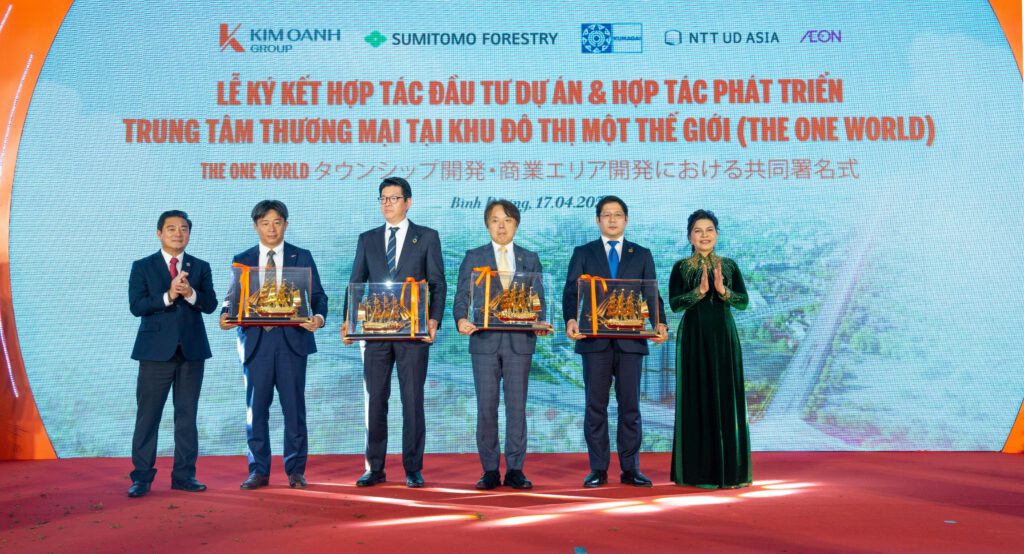 Nhân dịp này, bà Đặng Thị Kim Oanh, Chủ tịch HĐQT kiêm Tổng Giám đốc Kim Oanh Group cũng tặng các đối tác một món quà đặc biệt. Đó là chiếc thuyền buồm mạ vàng mang ý nghĩa của sự giao thoa tinh tế giữa truyền thống và hiện đại. Con thuyền tượng trưng cho sự quyết tâm, khát khao chinh phục những đỉnh cao mới và cũng là lời cầu chúc thuận buồm xuôi gió dành cho các đối tác cùng bắt tay với Kim Oanh Group phát triển khu đô thị Một Thế Giới – The One World.
